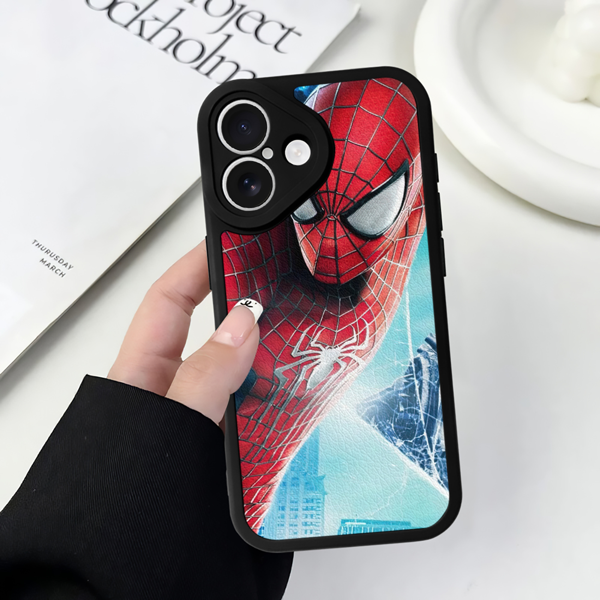 （画像用） Spider Man スパイダーマン 【iPhone 16シリーズ対応】シリコンスマホケース（レザー調） 材質：シリコン